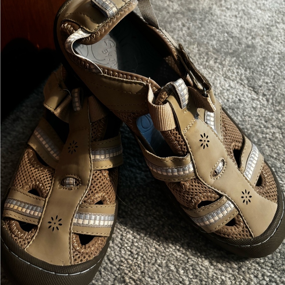 Sport shoe by JAMBU. Size 9